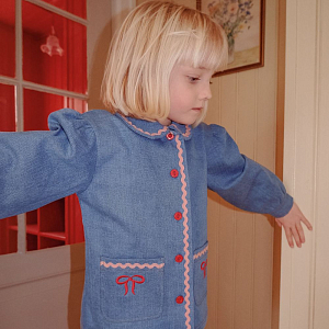 Блуза-овершот джинсовая Flöss "Hazel Mid Blue Rinse", банты на светло-голубом